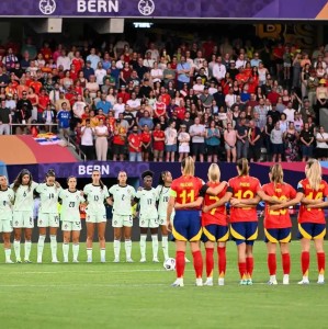 ❤️女足欧洲杯葡萄牙vs西班牙赛前集体为若塔默哀，球迷高举横幅自发悼念