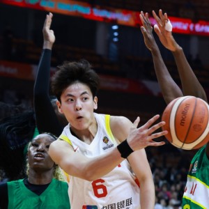 leyu乐鱼全站App下载体育-女篮队长首秀！杨舒予14+5+7扮攻传核心 7助攻全场最高